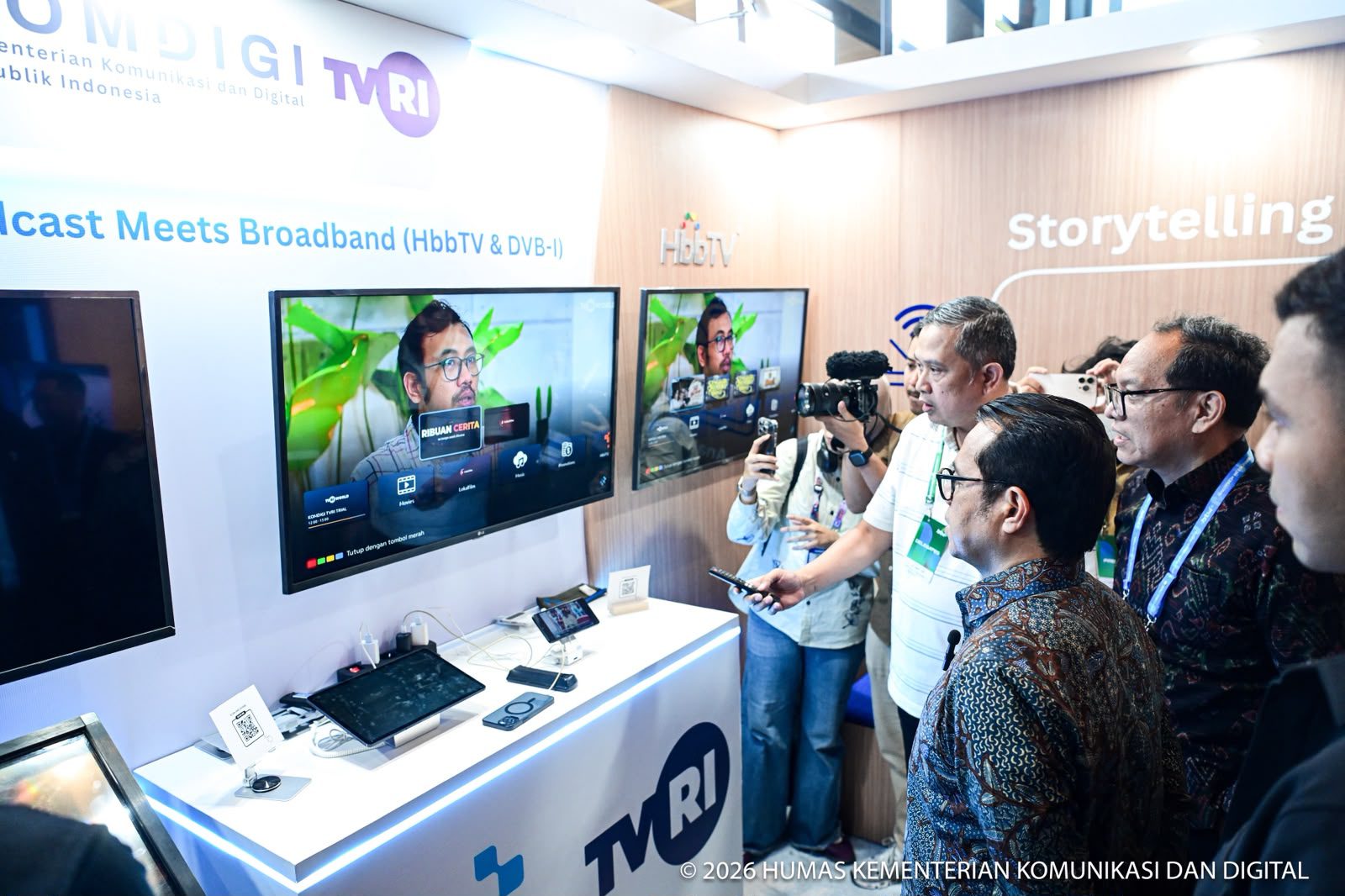 Nezar Patria, Wakil Menteri Komunikasi dan Digital Indonesia meninjau booth Komdigi di Bali Tech Week 2026. Dok. Humas Komdigi