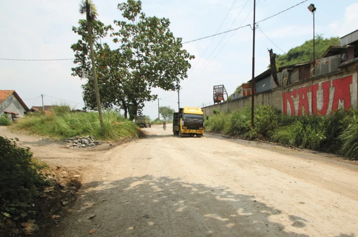 Jalan menuju curug rahong