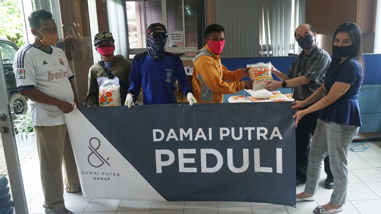 Peduli Masyarakat Terdampak Covid-19, DPG Bagi Sembako di Bekasi