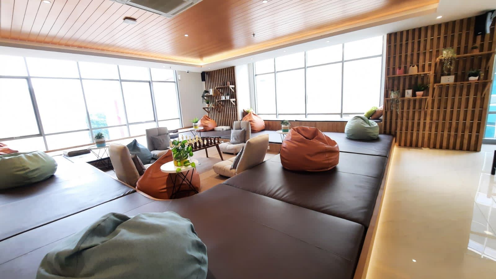 Kos, merupakan leisure room yang terletak di lantai 5, lobby Apartemen Skandinavia