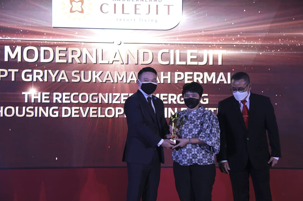 Christine Natadipraja, President Billionaire Club yang merupakan Marketing Channel yang dimiliki PT Modernland Realty Tbk, saat menerima trophy penghargaan Properti Indonesia Award 2021