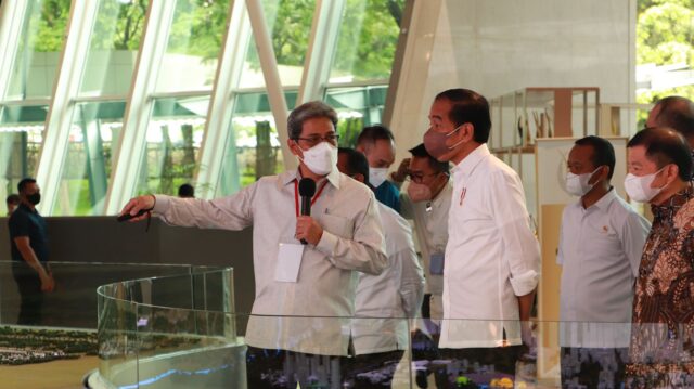 Presiden Jokowi bersama Menteri Suharso Monoarfa didampingi Jajaran Direksi Sinar Mas Land di Kawasan Green Office Park, BSD City, Tangerang
