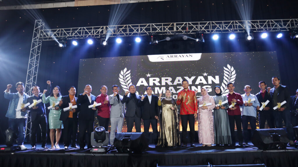 Direksi dan komisaris Arrayan Group berpose bersama para karyawan pemenang penghargaan