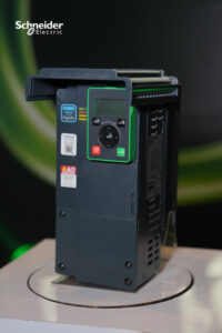 Altivar HVAC ATH600 dan EasyLogic™ APF Active Harmonic Filters hadir sebagai solusi terintegrasi untuk mendukung sistem HVAC yang lebih efisien dan andal. Altivar HVAC ATH600 menyesuaikan kecepatan motor pada pompa, kipas, dan kompresor sesuai kebutuhan beban. Sementara itu, EasyLogic™ APF Active Harmonic Filters membantu mengurangi harmonik, mengoreksi faktor daya, serta menyeimbangkan beban untuk menjaga kualitas daya dan keandalan sistem kelistrikan bangunan.