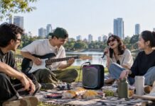 Bisa Karaoke Hingga Jamming! Ini Spek Gahar Party Speaker Portable Sharp